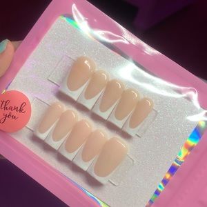 WHITE FRENCH TIP ACRYLIC PRESS ONS (MEDIUM LENGTH)